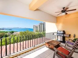 Beautiful Ocean-View Condo in Flamingo - Walk to B