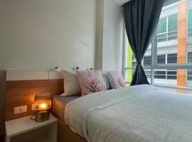 Cozy room at Huai Khwang close to MRT