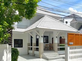 Cozy House, Wonnapha Beach, Bangsaen, hotel in Ban Bang Saen (1)