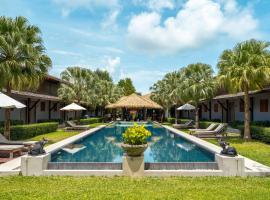 Malabar Pool Villa Phuket，位于普吉镇的带热水浴缸的酒店