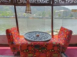 Island homestay in dal lake