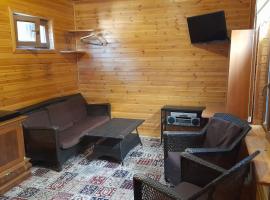 Wooden room in garden house, hotel v destinaci Nachičevan