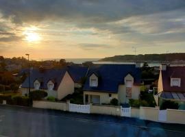 Erquy, vue mer, centre, plages & commerces a pieds, hotel in Erquy