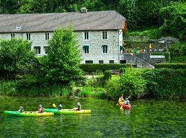 Privatisez un ancien hôtel Gîte de groupe La Truite d Or au bord de la rivière, beach hotel in Lods