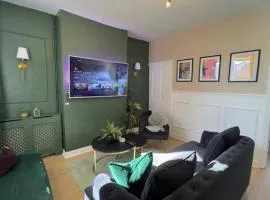 RNM - Business Contractors Ready! 3 Bedrooms, Efficient Savings! Entire House,Smart Tv, 2 Lounges, Dining Area, Private Gated Parking, Easy Access, Close to M5, Train Station, Bus Routes, Kitchen and Washroom plus amenities included!