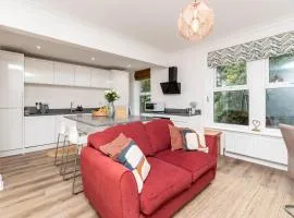 Chic 2-Bed Retreat in the Heart of Oakwood!