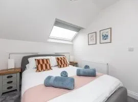Stylish & Cosy 2-Bed Apartment in Vibrant Oakwood!