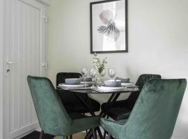 2 BDR House By Caledonia Luxe Stays Short Lets & Serviced Accommodation Larkhall, hotel em Larkhall