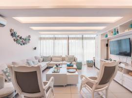 Unique gem penthouse in playa bonita, hotel din La Ceiba