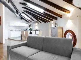 Attic floor venice apartment