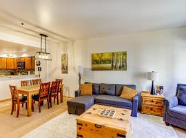 Walk to Ski Lift Condo with Hot Tub in Durango!, кондоминиум в Дуранго Маунтин Резорт