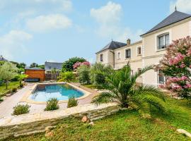 Beautiful Home In Saint-Cyr-Sur-Loire, hotel in Saint-Cyr-sur-Loire