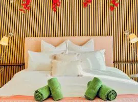 Spacious, minimalist, chic "Maison de Fleurs"