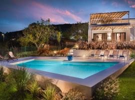 Villa Aura Heated Pool&Jacuzzi near Albena, stuga i Rogachevo