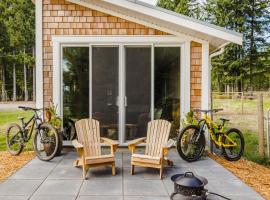 Tiny house & Sauna on Lakefront Farm Oasis, hotel in Merville