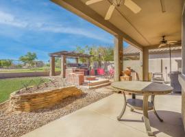 Family Fun Retreat Themed Rooms BBQ & Golf Course, hotel sa Avondale