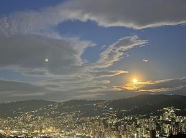 Refugio Natural Medellín, Apartamento Tranquilo con Piscina y Sauna, vista panorámica, hotel a Medellín