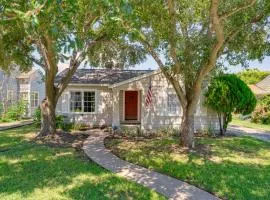 Home Less Than 3 Mi to Holiday Lights at Artesian Park