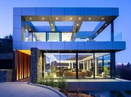 180 Park a Lakefront Masterpiece, Relax it's Done holiday home