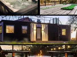 Hot Tub! The Blue Ridge Luxury Container Home، فندق في Bellmead