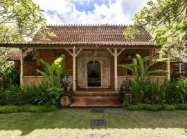 Family Villa, Shared Pool, Garden, Rice Field & Jungle Views