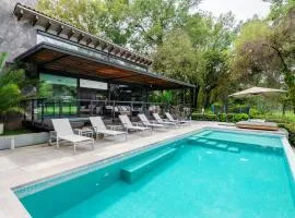 Casa Galo-Modern Retreat Overlooking Golf Course