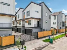 Central Townhome 2 miles to Med Center & Downtown