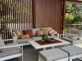 Luxury Beachside Apartment, hotel in Hawks Nest