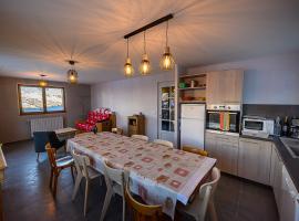chalet Les Aplanes appt, hotel in Albiez-Montrond