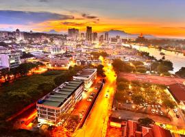 Riverine High Floor Luxury Stay 4 pax Waterfront View from Balcony, hotel in Kuching