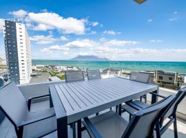 Luxury Beachfront Penthouse in Blouberg- 402 Azul, hotel in Bloubergstrand