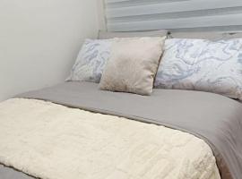 Cozy Staycation at Destiny's Crib Fame, Edsa Mandaluyong, bed and breakfast i Manila