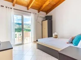 Ap 7 - Villa Goro wPool, Views, Kitchen & Parking