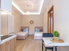 Goro's Villa 8 - Pool, Kitchen & Parking, hotel en Himarë