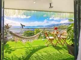 Enchanted Forest Projector Pool Jacuzzi King Bed, hotel em Four Roads