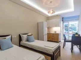 Ap 9 - Front Pool, Kitchen & Parking - Goro