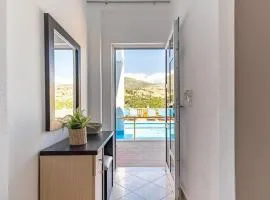 Goro 10 - Front Pool, Kitchen & Parking