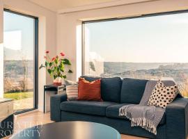 Stunning 5 Bedroom New Build with Amazing Views!, hotel di Bath