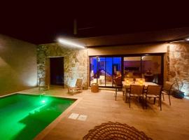 Villa Casa Damicella Bord de Mer avec Piscine, Hotel in Palasca