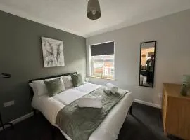 Walnut House - Modern 1 Bedroom Apartment very close to town by Shortstays4u