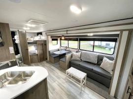 RV located on private property, providing access to the Guadalupe River, accommodates up to 5 guests, glamping en New Braunfels