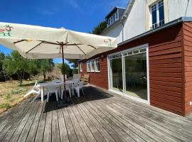 CARANTEC FAMILY HOME WITH GARDEN 6 persons, hotel v destinaci Carantec