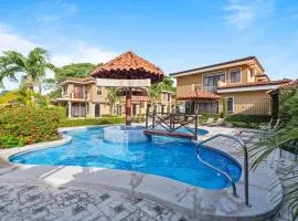 Villa with Pool, Gated Playas del Coco Getaway
