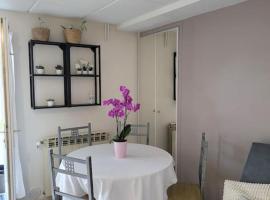 Charmant appartement 35 m2 avec terrasse et jardin, hôtel à Domont