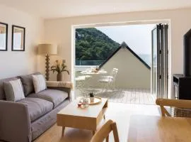 Ocean Reach, Stunning Sea View and Balcony, 2 BR, 2 BA, Parking
