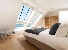 Ocean Reach, Stunning Sea View and Balcony, 2 BR, 2 BA, Parking