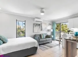Beach Rd, 300ft to Beach Access & 500ft to Siesta Key Village, Studio