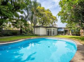 Family-Friendly Oasis with Pool in Cuernavaca, hotel v destinácii Cuernavaca