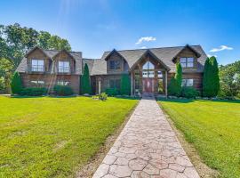 Game Room, Deck and Yard Lake of the Ozarks Retreat, ξενοδοχείο σε Climax Springs
