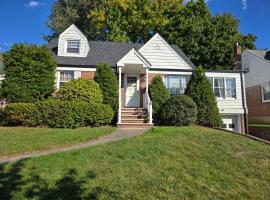 Charming Cape Cod Retreat in the Suburbs of NJ, hotel v destinaci Dumont